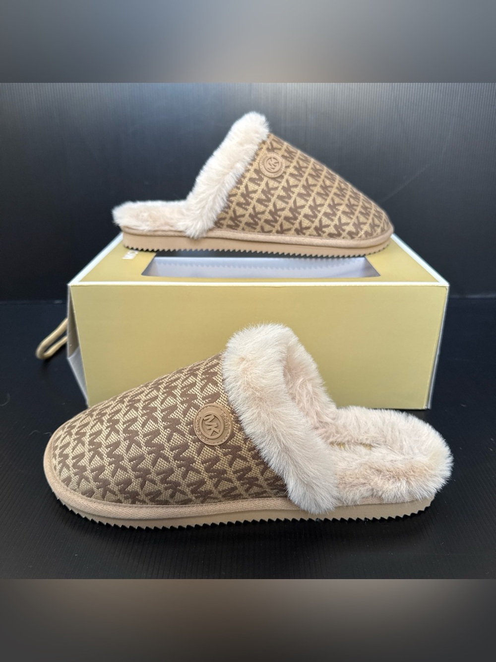 NIB Michael Kors Beige Janis Slippers Faux Fur Lining MK Logo Womens Size 10